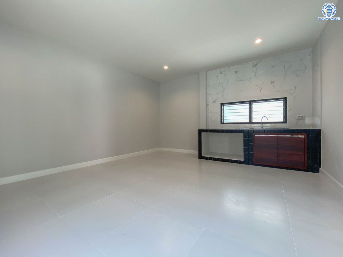 บ้านมือสองตกแต่งใหม่ โครงการ ป.ผาสุก บรมราชชนนี เนื้อที่ 77 ตร.ว. ฟังก์ชันจัดเต็ม 3 ห้องนอน 2 ห้องน้ำ จอดรถได้ 3 คัน บนทำเลศักยภาพ เข้า-ออกได้ทั้งถนนบรมราชชนนี ถนนพุทธมณฑลสาย2 และถนนกาญจนาฯ ใกล้ทางคู่ขนานลอยฟ้าบรมราชชนนี, เซ็นทรัลปิ่นเกล้า และม.มหิดล